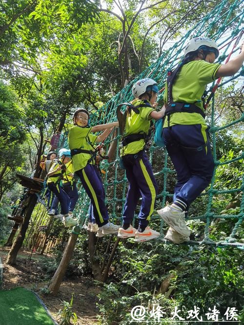 青少年户外运动推广，夏令营与探险活动组织锻炼意志，培养团队合作精神。